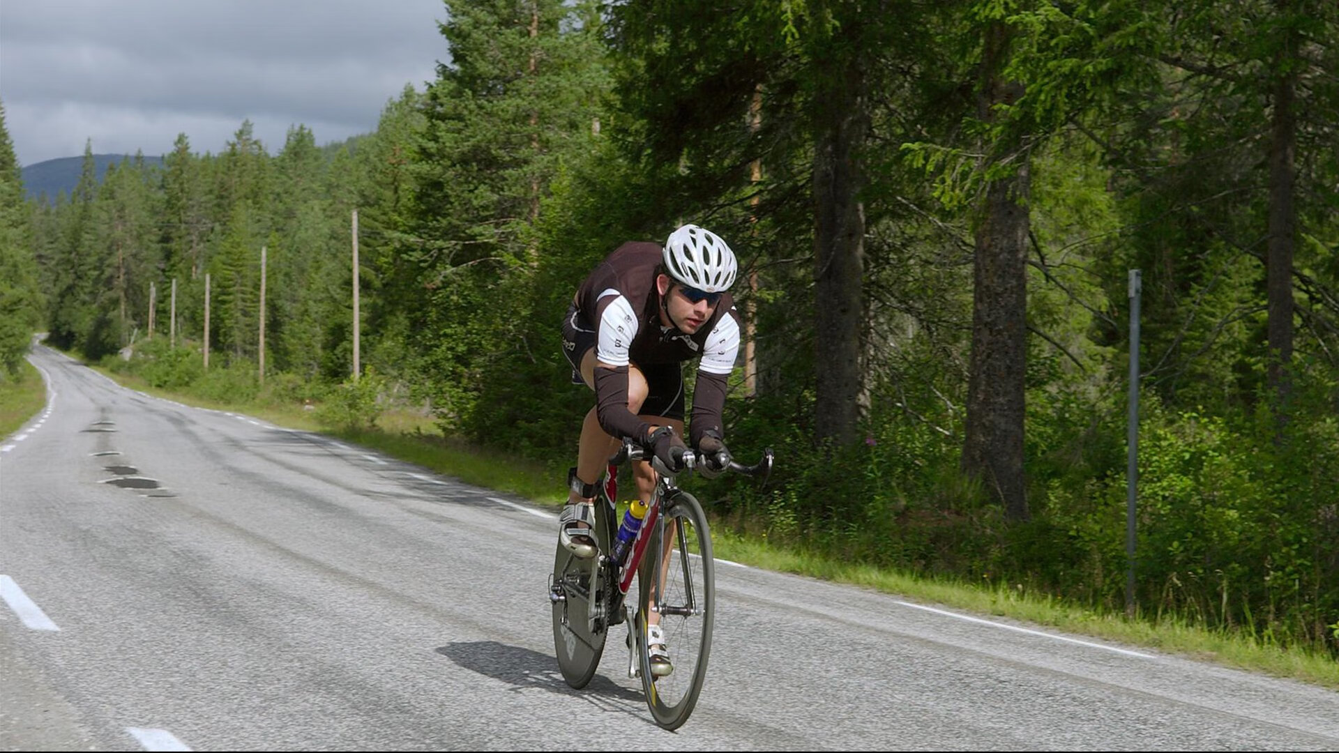 技术雷达图：中美选手蝶泳关键参数对照，蝶泳标准动作